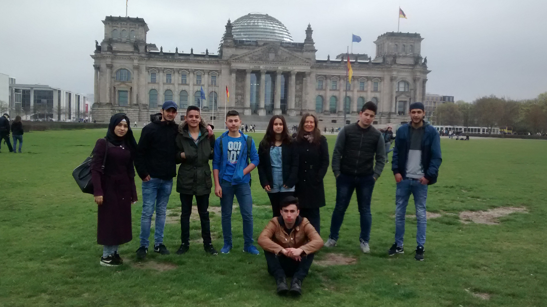 Willkommensklasse vor dem Reichstag
